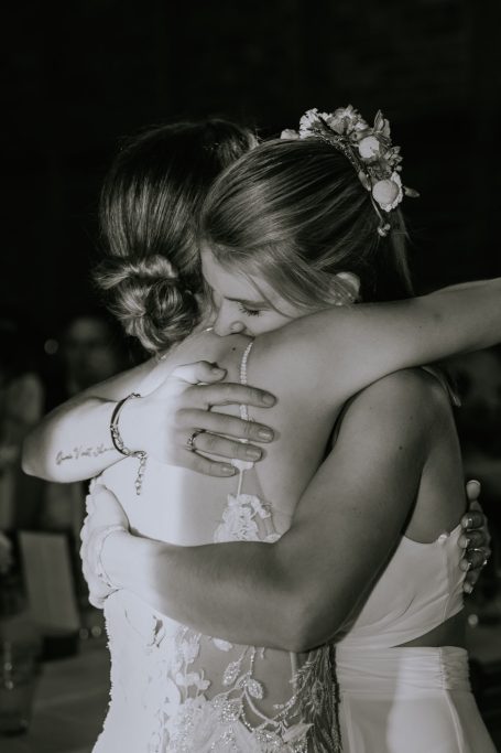 Umarmung der Trauzeugin